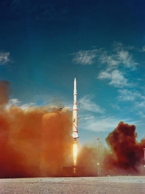 Le 26 novembre 1965 la première fusée Diamant, lancée d’Hammaguir, porte le satellite Astérix. La France devient la troisième puissance spatiale mondiale.
