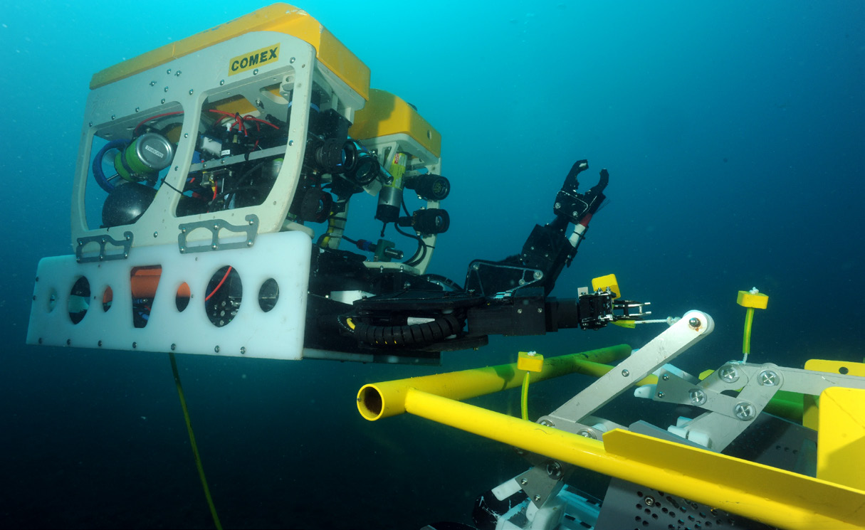 Intervention Comex sur le Laboratoire sous-marin Provence Méditerranée (LSPM) implanté à 2450 mètres de profondeur, à 40 kilomètres au large de Toulon pour sonder le ciel à la recherche de neutrinos et étudier le monde mystérieux des grands fonds. (crédit : Comex/CNRS)