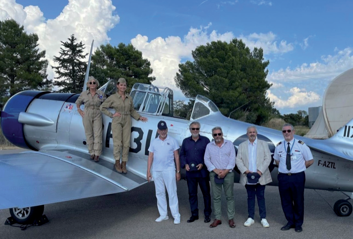 <i>Pour les 80 ans de la libération de la Provence, l’AIA CP a hébergé plusieurs avions de collection, dont ce splendide T6 ; de gauche à droite, Mmes Moulines et Bouisson, de l’association « Mémoire Bormes 1944 », MM. Masson, président du conseil départemental du Var, Léonelli, maire de Cavalaire-sur-mer et conseiller départemental, Martinelli, maire de Pierrefeu-du-Var, Mouttet, maire de Cuers, et Decourt, directeur de l’AIA de Cuers-Pierrefeu.</i>