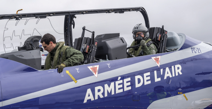 20 janvier 2022 : BA709 de Cognac, vol d’instruction en Pilatus avec l’instructeur, centre de formation des pilotes de chasse et de drones - piste utilisée fréquemment pour les visites officielles des autorités en Charente.