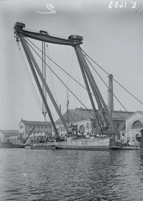 Le contre-torpilleur Arc faisant enlever ses chaudières pour être réparées, à Toulon 16 août 1916. SPA/SPCA Amédée Eywinger/ECPAD/Défense